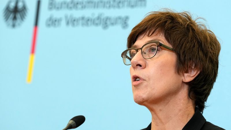 Großer Zapfenstreich vor dem Reichstag Kramp Karrenbauer würdigt